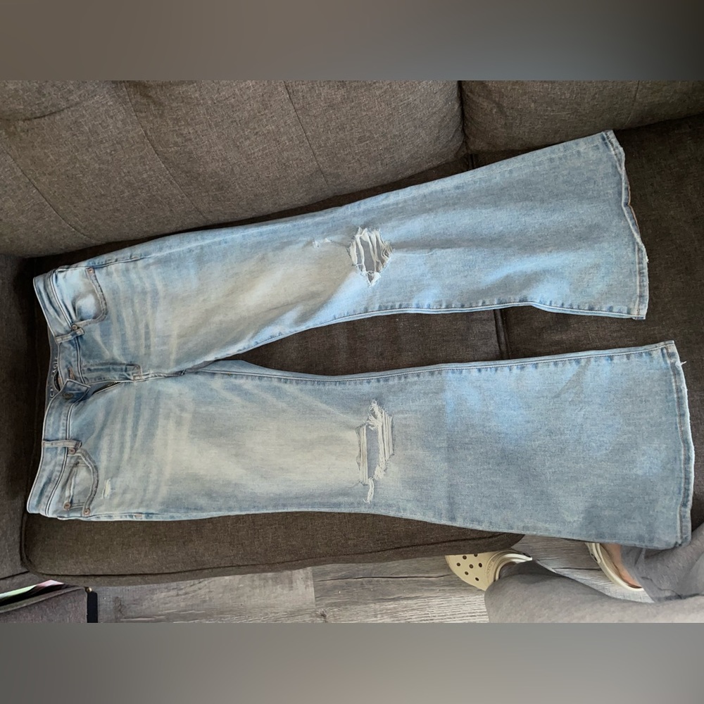 American eagle light wash ripped jeans